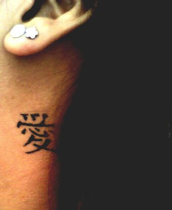 Chinesische Hieroglyphe &quotLiebe" Tattoo hinter dem Ohr