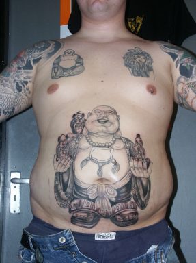 Allegro Buddha tatuato sulla pancia