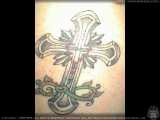 el tatuaje religioso con una cruz hecho en tinta negra