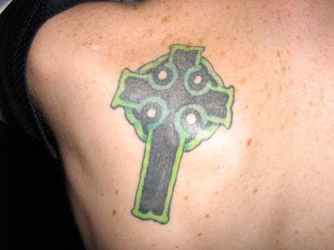 tatuaje de cruz cristiana verde en estilo céltico