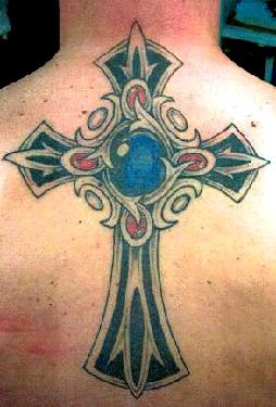 el tatuaje detallado de la cruz con gemas hecho en color