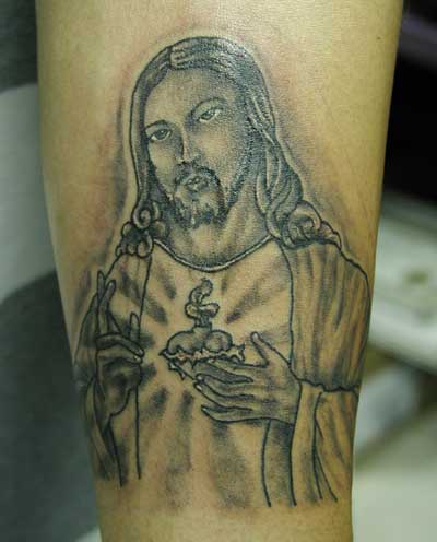 el tatuaje de jesucristo con sagrado corazon hecho en tinta negra
