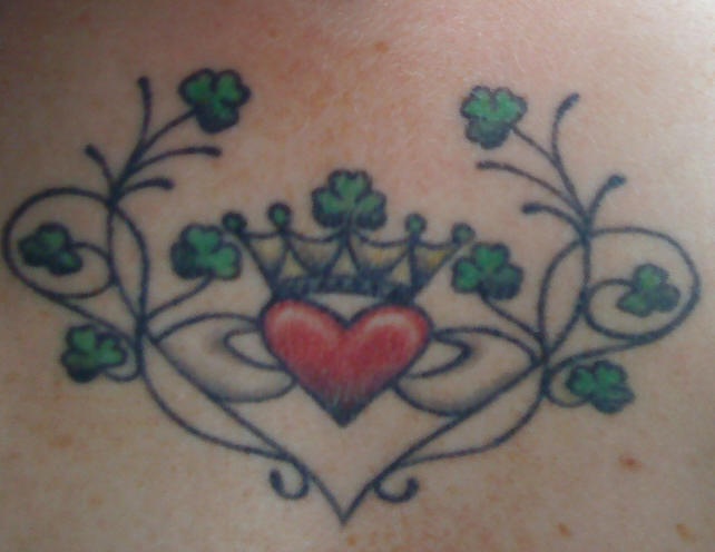 Le tatouage de coeur Claddagh en style minimaliste