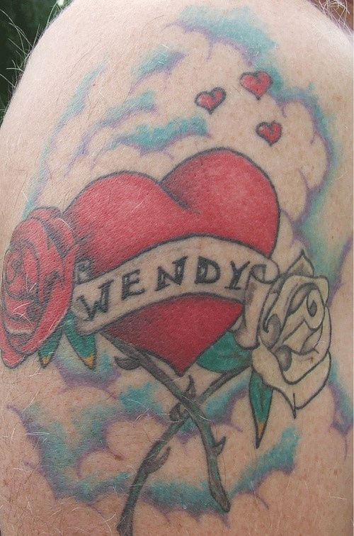 Rose e cuore in nuvole tatuaggio
