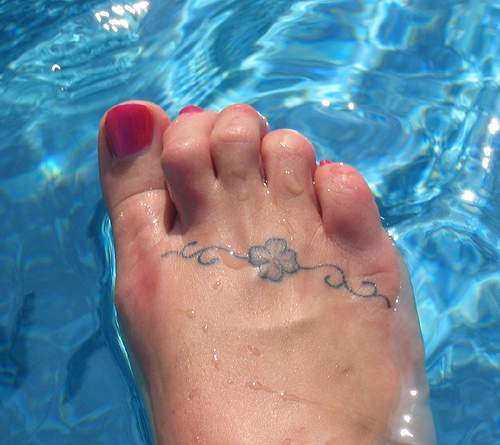 piccolo quadrifoglio tatuaggio sul piede