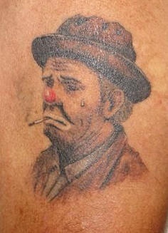 pagliaccio triste vecchio fuma tatuaggio