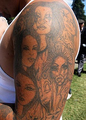 tatuaje en el brazo de chicas payasas