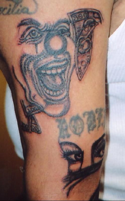 pagliaccio sorridente e suoi occhi tatuaggio