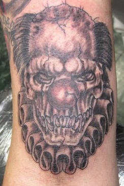 tatuaje de payaso viejo zombi