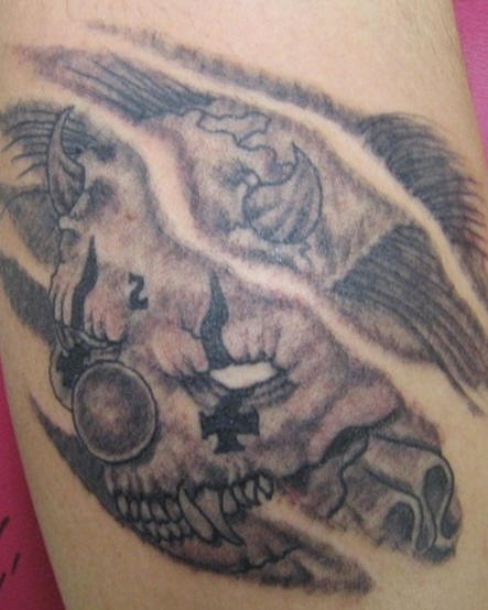 tatuaje en tinta negra de payaso anticristo