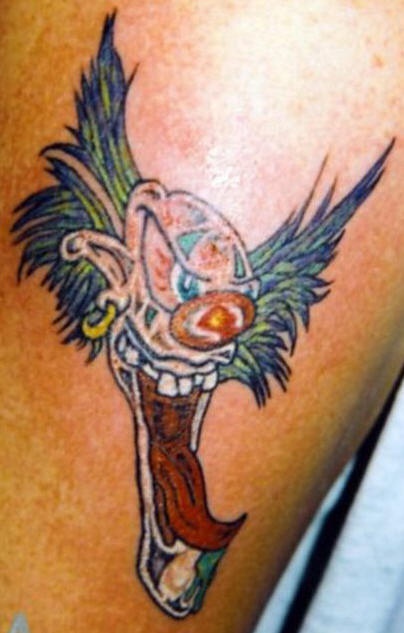 Farbiges Tattoo eines Clowns mit Piercing