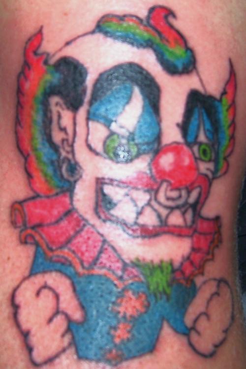 pagliaccio colorato con piercing tatuaggio