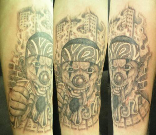 tatuaje en tinta negra de payaso de banda latina