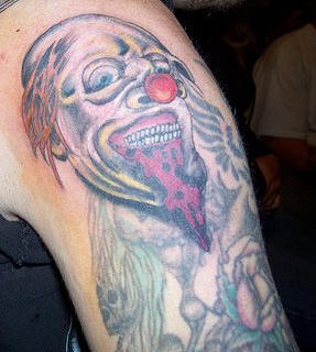 Zombie clown mort le tatouage sur l"épaule