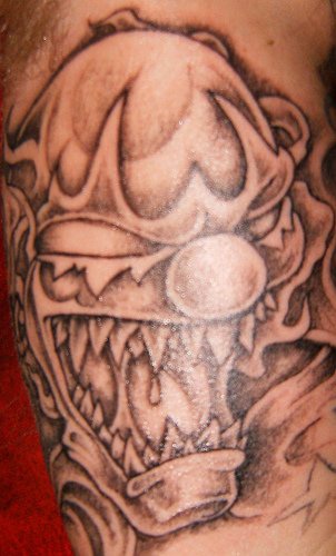 tatuaje de payaso endemoniado con dientes afilados