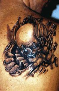 3d Clown unter der Haut  hervor schwarze Tinte Tattoo