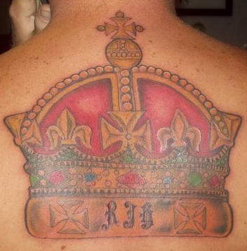 corona imperiale tatuaggio sulla schiena tatuaggio
