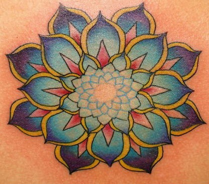 El tatuaje mandala de una flor de loto en color azul