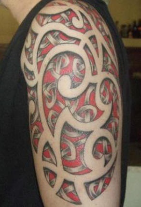 Tatuaje en color estilo tribal en el hombro