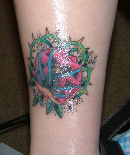 Rote Rose mit Dornen Tattoo