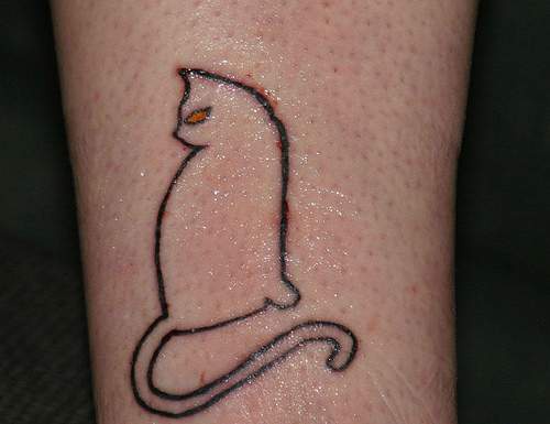 silueta di gatto con occhi rossi tatuaggio