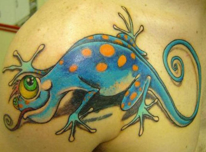 El tatuaje de un camaleon de color azul en el hombro