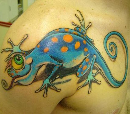 Precioso tatuaje en colores vivos camaleón en el hombro