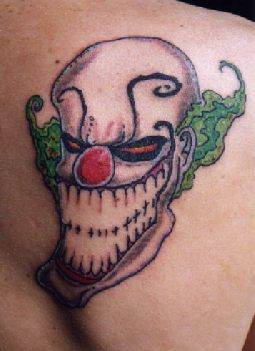 pagliaccio pazzo sorridente tatuaggio colorato