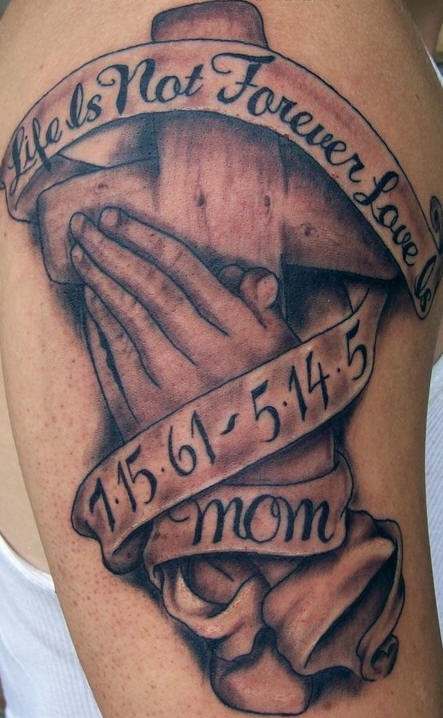 el tatuaje conmemorativo de mama con una cruz y las manos en oracion con fechas de vida y frase &quotla vida no es para siempre, el amor lo es"