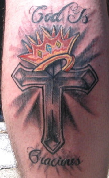 Religiöses Tattoo mit gekröntem Kreuz