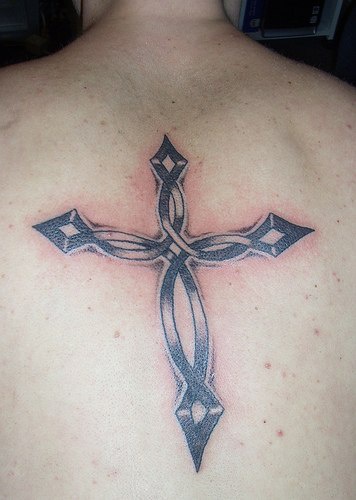 tatuaje minimalista de tracería de cruz