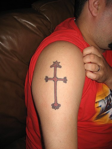 tatuaje de cruz roja minimalista