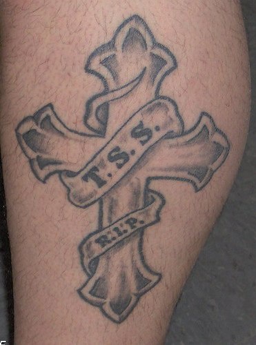 tatuaje conmemorial en tinta negra de cruz