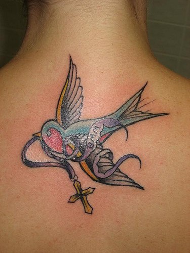 Fliegender Spatz mit Kreuz Tattoo am Rücken