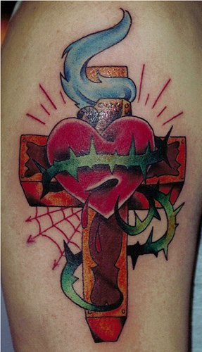 tatuaje colorido de corazón crucificado en la cruz