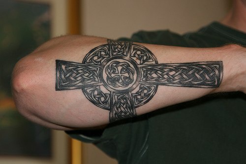 croce stile celtico  tatuaggio avambraccio
