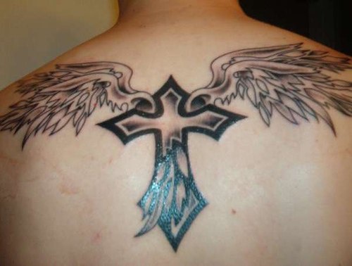 tatuaje en la espalda superior en tinta negra de cruz con alas