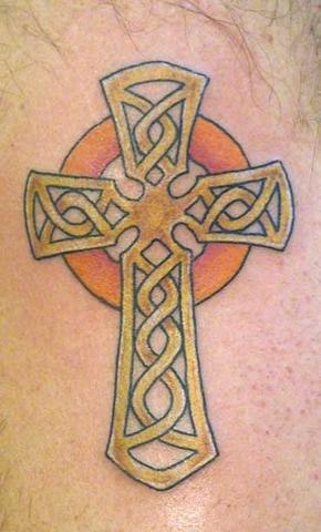tatuaje de cruz dorada en estilo céltico
