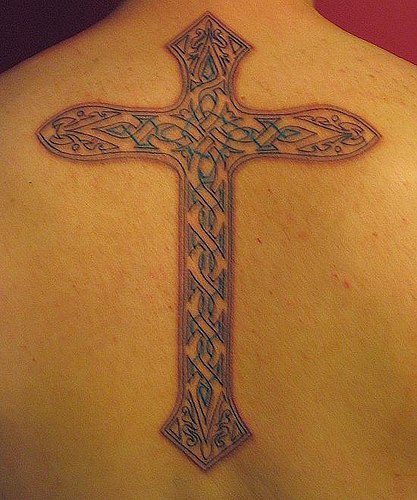 tatuaje en la espalda de tracería de cruz cristiana