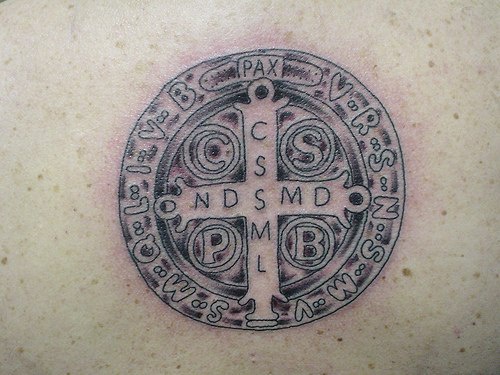 tatuaje de cruz católica