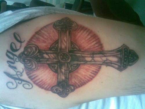 Le tatouage d&quotange et de croix en cercle