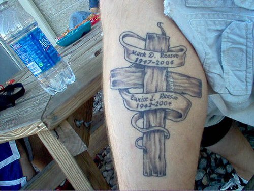 tatuaje conmemorial de cruz de madera