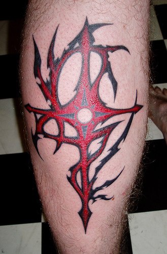 tatuaje de cruz roja en estilo tribal