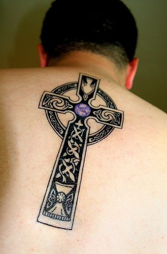 Le tatouage de grande pierre tombale en forme de croix