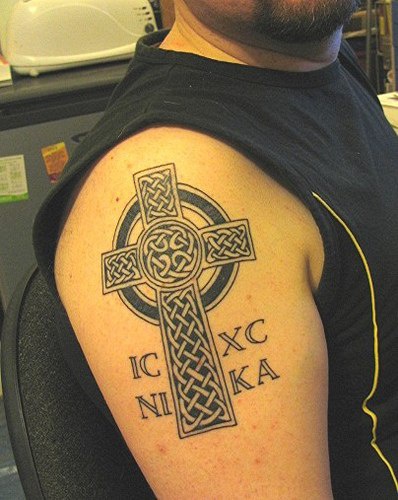 tatuaje en el brazo de cruz cristiana