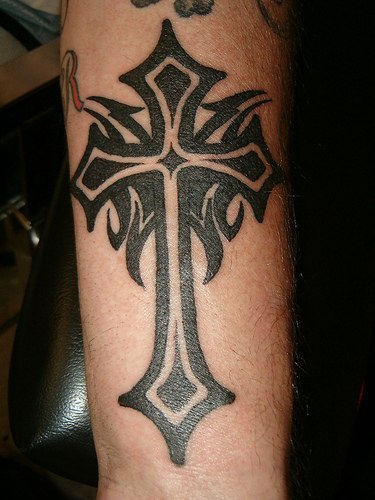 tatuaje de cruz en estilo tribal