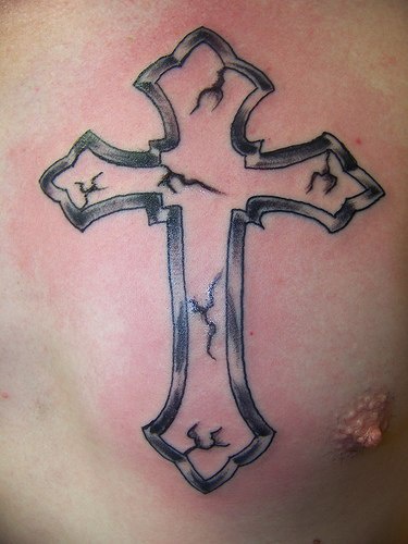tatuaje en el pecho de cruz de piedra