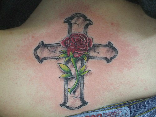 tatuaje de cruz con rosa roja