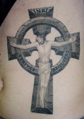 tatuaje de Jesucristo en la cruz de piedra