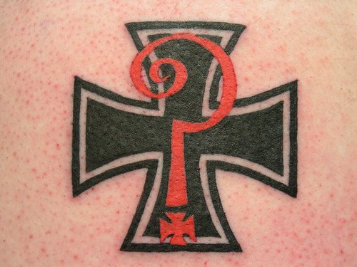 tatuaje de cruz maltesa con signo de interrogación